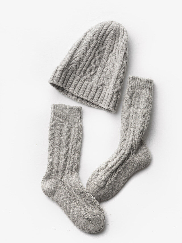 アランウール靴下のかわいい手編み感がそのままニット帽子に。揃えて着用してもかわいい！