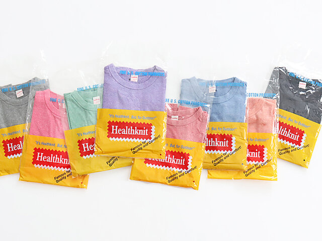 レトロ可愛いパッケージに入ったこのTシャツたち!
実はHealthknitの90年代のデットストック品なのです、、
今回ナイモノねだりをして特別にご用意することができました◎
鮮やかすぎず優しいトーンなので、スタイリングに取り入れやすいカラーたちです!
