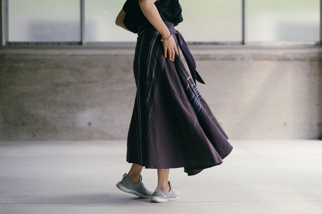 tamaki niimeの巻きスカートは、角度によって織のデザインや色味の見え方が変わります。