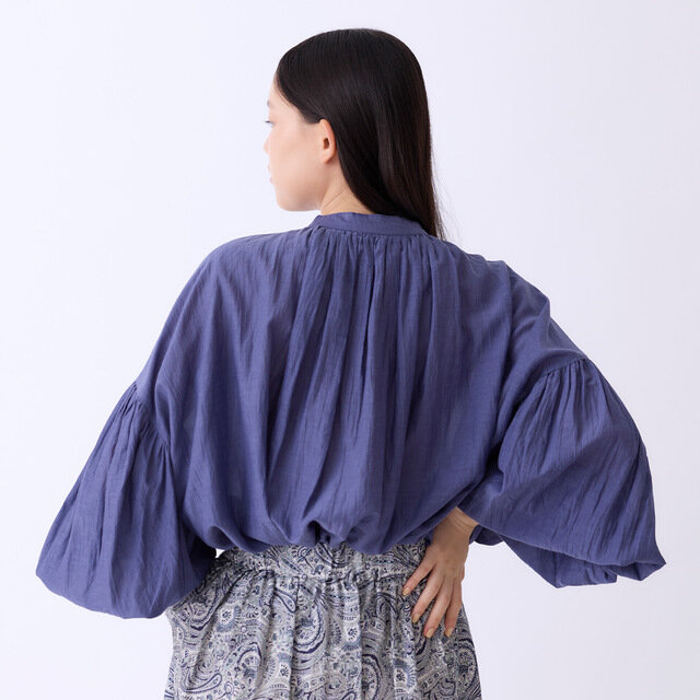 後ろにほどよくたまるドレープが、抜け感のあるシルエットを演出します。