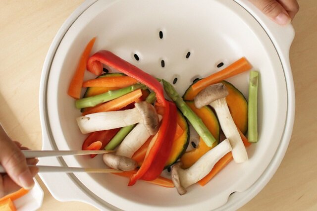 まずは蒸す。
専用のすのこがついているので、鍋本体に水を入れて、すのこに野菜を並べるだけで簡単温野菜。
バーニャカウダやチーズフォンデュなど、お好みのディップを用意すれば、簡単おもてなし料理に。
鍋にお肉とスープを入れて、その煮立った蒸気で野菜を蒸す、なんてことも可能。
旨みや栄養素などを損なうことなく食材を楽しめますよ。
そしてこのKakomiのもう一つすごいところは、電子レンジやオーブンも使えること。
お肉や魚と一緒に野菜を盛って、オーブンでグリルしたり、小さめの1.2Lサイズであれば、グラタンやドリアなども◎
一年中色々な形で土鍋を囲んで食を楽しむ。
Kakomiだからこそできる、新しい土鍋のスタイルです。