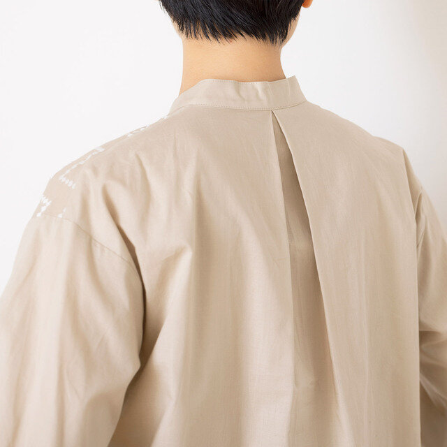 着用カラー: ベージュ×シロ刺繍