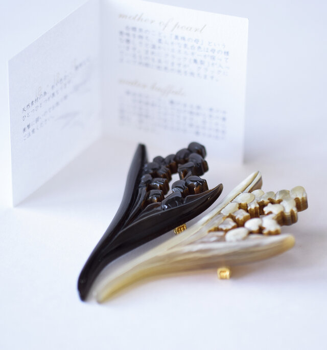 古くから強さの象徴とされてきた黒水牛の存在感。安心感を与え、身に着ける者を一層際立たせてくれます。