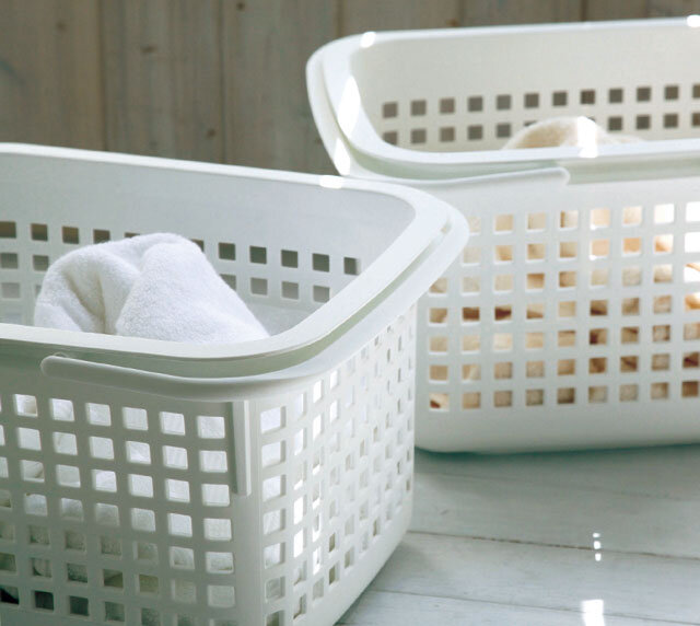 またまた便利なバスケットが登場しました。
名前は「CESTINO BASKET(チェスティーノ バスケット)」。
KOZLIFEではバルコロールバスケットでお馴染み、made in JAPANのsceltevie(セルテヴィエ)から!
このCESTINO、家の中で収納や家事に使うバスケットとしてはもちろん
KOZLIFEがおすすめするのは、外で使うこと。
容量23Lもあるこの中には、敷物やドリンク、グラスを入れて
ピクニックやバーベキュー、キャンプにも持って行ってくださいね。
結構しっかり入る上に別売りの「COVERCHIO(カヴァーチオ)」をセットで使えば、
バスケットが簡易テーブルとしても活躍してくれますよ。
汚れた際には水洗いをすれば大丈夫!