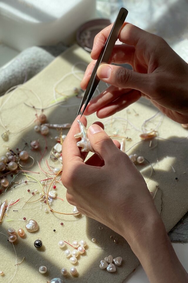 Giedreがひとつひとつ心に響く石を選別しジュエリーを仕立てます。