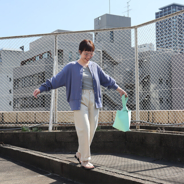 こちらも新色、紫がかった優しいブルー!
上品なリブ調の生地は、落ち感のあるサラッとしたパンツからデニムなどのベーシックなボトムにも
カジュアルから綺麗めまでどちらでも合わせやすいです◎