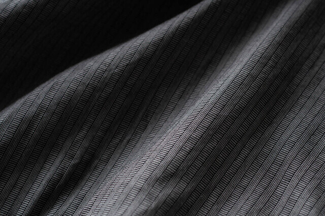 柔らかく肌触りのいい綿100％は、丈夫さも兼ね備えています。さらには織の美しさも随所に垣間見えます。(写真はネイビーグレー)