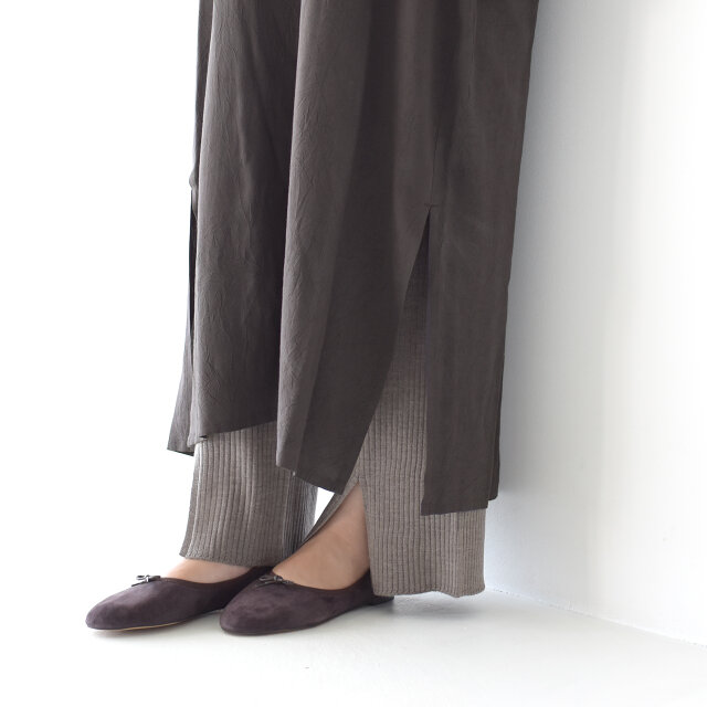 裾には深めのスリットを入れ、軽やかな印象を与えてくれます。