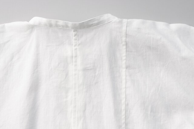 布の取り都合で、片方の身頃のみ剝いである（右胸側のみに縫い目がある）点も特徴のひとつ。