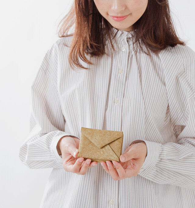 封筒をイメージして
仕上げたミニ財布。
女性が片手でちょこんと持てる
コンパクトサイズです。