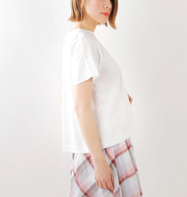 腕や肩周りは程よくゆとりがあり、リラックスした着心地です。