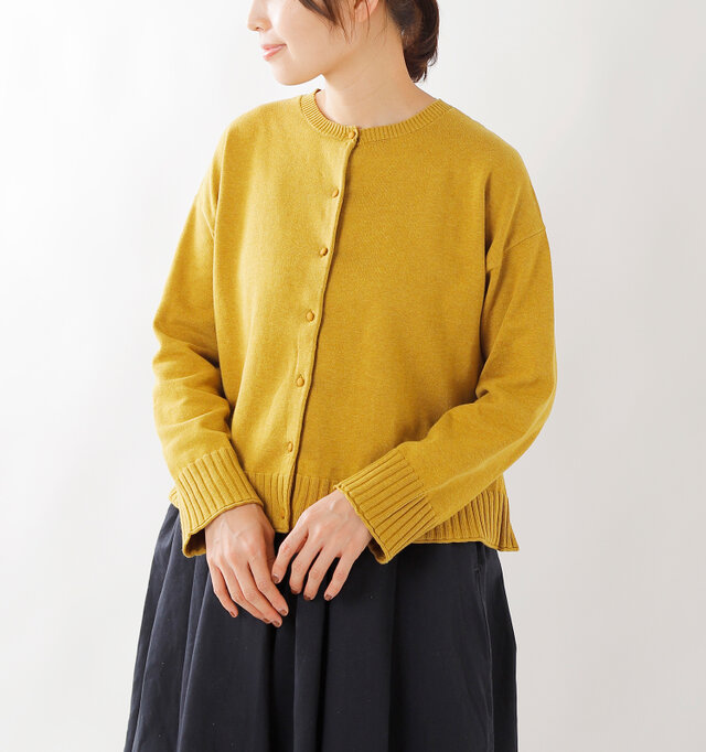 同色のくるみボタンやリブをあしらい、個性を演出。リラックス感がありながらも、きれいめコーデにも馴染む良バランスに仕上げています。