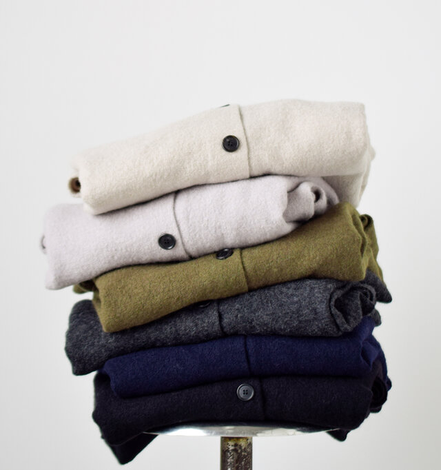 ベーシックで着回しのきくカラー6色(beige/light gray/khaki/charcaol/navy/black)が勢ぞろい。
ウールらしい色合いが、柔らかく女性らしい着こなしを叶えます。