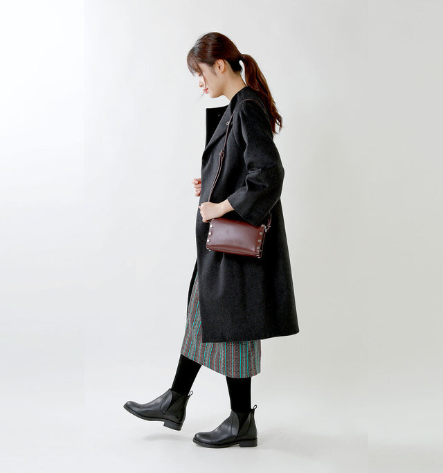model kanae:167cm / 48kg
color : negro / size : 38
低めのヒールなので長時間歩いても◎。ソックスやタイツをのぞかせてニュアンスをつけてみるのもいいですね。