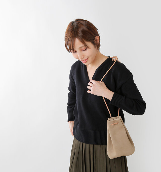 まるくマチがとられ、
見た目以上に収納力があり、
お出かけに最適なサイズ感で
幅広いシーンで活躍してくれます。
肉厚でやわらかなヌバック素材を使用。
上質な素材感と
肌馴染みの良いカラーで
コーディネートを選ばず
使用していただけます。