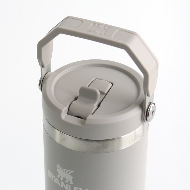 持ち運びに便利なハンドル付き