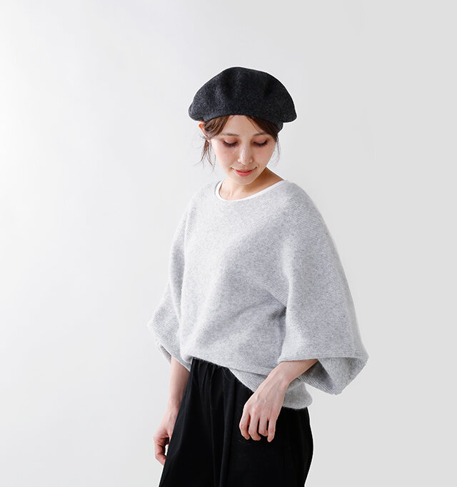 ボリュームのある
バルーンスリーブが
印象的なこのニットは、
縫い目がなく編地が1枚まるごと
つながっているので、
ゴワつき感がなく
体のラインにそっと馴染み、
美しいシルエットを生み出します。
アンゴラ混のふんわりと
軽い素材を使用し、
やさしく包み込まれる感覚も
魅力的です。