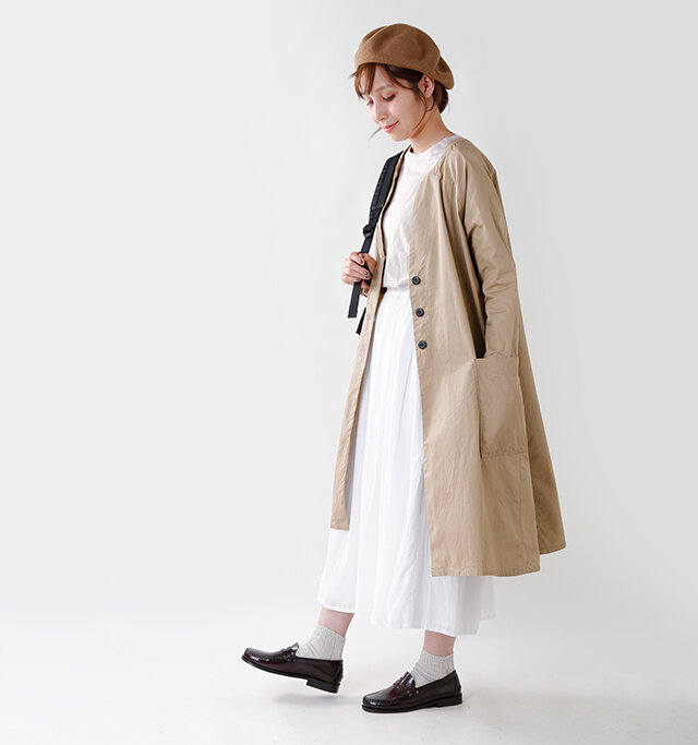 aranciatoリピート別注!
首もとが印象的なノーカラーコートです。
ハリとコシのあるコットン素材で、
季節の変わりめにサラリと
羽織るのにとても重宝します。
前を閉じて着用すると、
シャツワンピースのような着こなしにもなり、
チラリとインナーを見せることで
様々なスタイルをたのしむことができます。