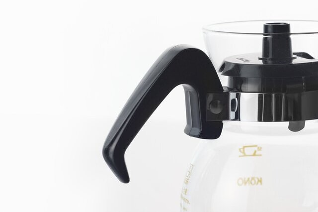 持ち手の形が印象的なグラスポット。