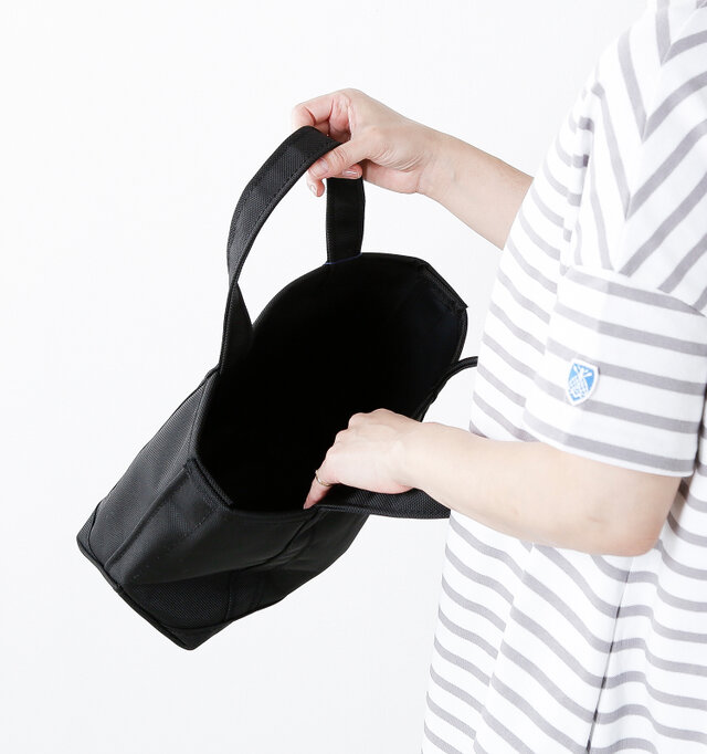 間口が広く、中の荷物をさっと取り出すことが出来て使い勝手の良いバッグです。