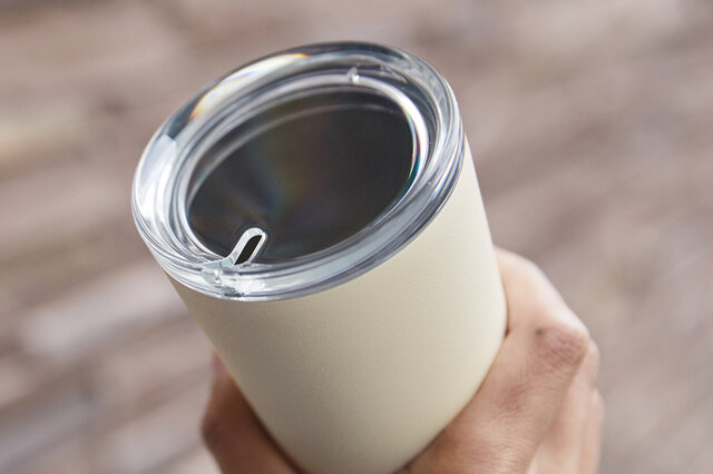 飲み心地にこだわった蓋の穴は、適量のドリンクが出るよう設計されています。透明の蓋は、ラテアートを愉しむことができる他、残量の確認をすることが可能です。また、タンブラーに段差やネジがなく、縁が薄く口当たりがいいので蓋を外してもご使用いただけます。