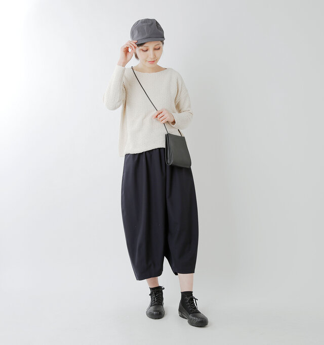 model yama:167cm / 49kg
color : black / size : 24.0cm
メンズライクなデザインは足元を引き締めてくれますね。