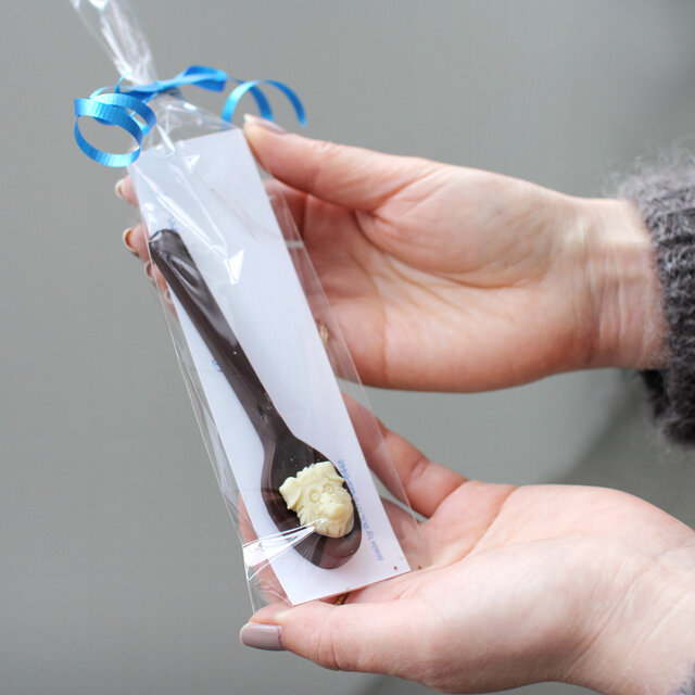 ダークチョコにかわいいわんこの顔はついた、スプーン型のチョコレート。