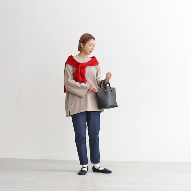 ハイウエストのデニムですが、タックインしないスタイルでも
綺麗なシルエットなのでもちろんオススメ!
裾まわりはスッキリとしているので、オーバーサイズのカットソーや
スウェットとも相性バッチリです◎