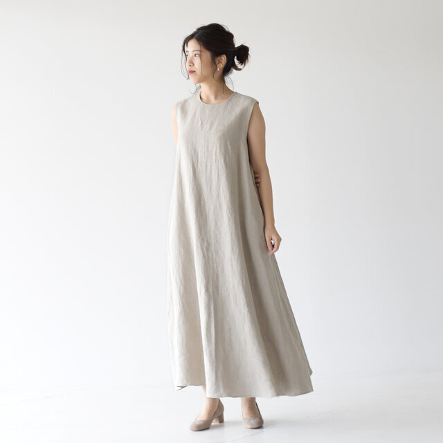 通気性が良く耐久性に優れた柔らかなピッグスエードと、艶やかで美しいエナメルレザーの2タイプをご用意。
足元を上品に演出するスクエアトゥデザイン。クッション性の高いインソールで、歩きやすいつくりに仕上がっています。
程よいボリュームのチャンキーヒールは安定感があり、長時間の歩行もしっかりとサポート◎。
シンプルなデザインとクオリティの高さ、そして計算しつくされたシルエットはオンでもオフでも使え、足元を美しく装ってくれる一足です。