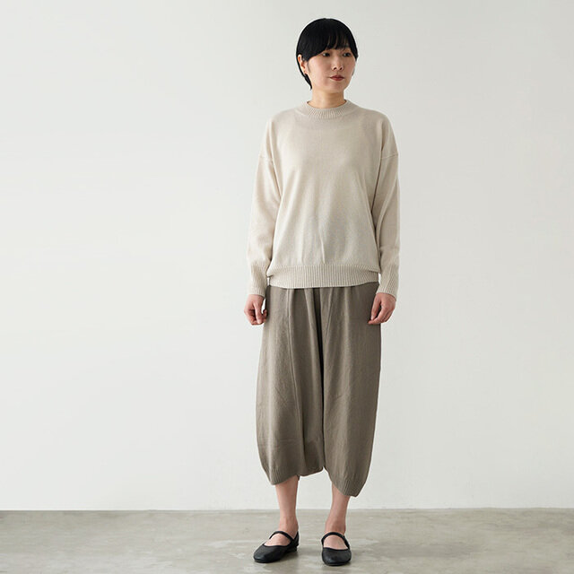 着用color:grege
女性らしく柔らかな印象を与える、温かみのある万能カラーです。