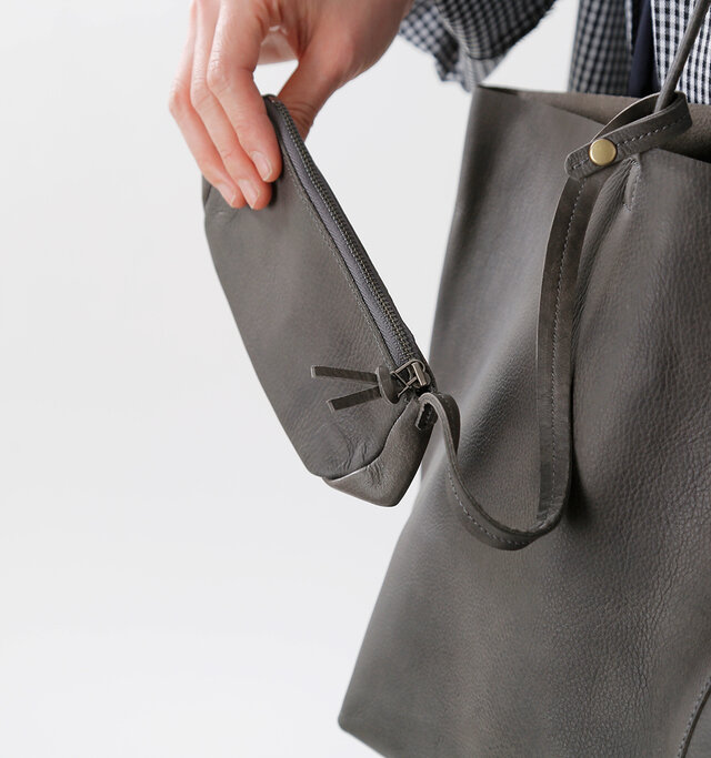 バッグには
軽量化のためにも
あえてポケットが
ついていません。

大きいサイズの
Lサイズには
小物を入れる
ポーチが付属しています。

