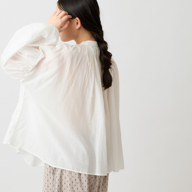 ほんのりと光沢のある表情が、ナチュラルで上品な印象をプラスします。