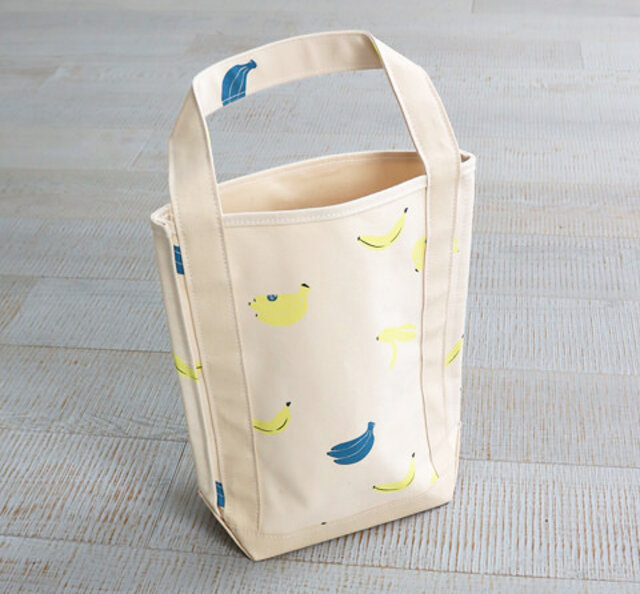 STRATO、STRATOBeeでは毎シーズン取り扱いしているバゲットトート。
存在感のあるボリューミーなサイズと、ワンショルダー仕様が使いやすくて
プリントシリーズはもちろん、無地でも持っておきたいアイテムです。
通勤など普段使いにもぴったり!わたしは靴を入れて持ち歩いていることもあります笑