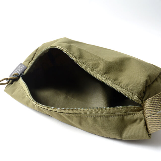 開けたときも開口部が上向きをしっかりキープ。荷物が誤って落ちる心配を防いでくれます。