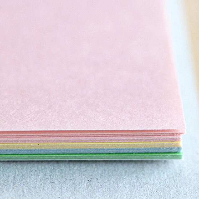 淡いピンク・ブルー・グリーン・イエローの4色がまとめて1冊に。折り紙のように裏地はホワイトになっています。絵を描く他に、便せんやちょっとした包装紙として使うのも良さそう。