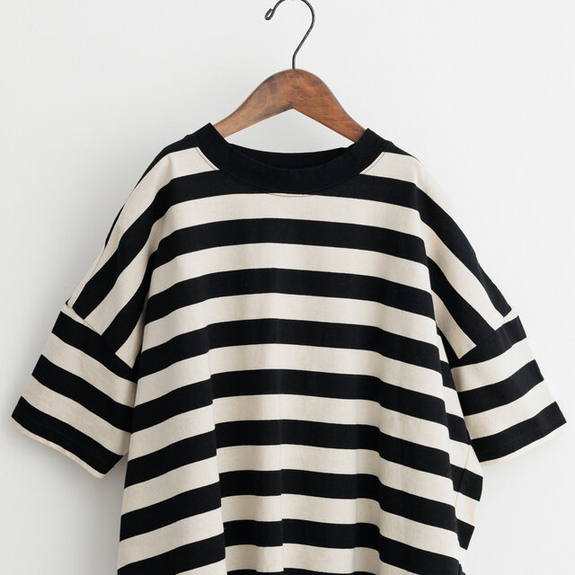 ▲太めの衿ぐりがさりげないアクセントに