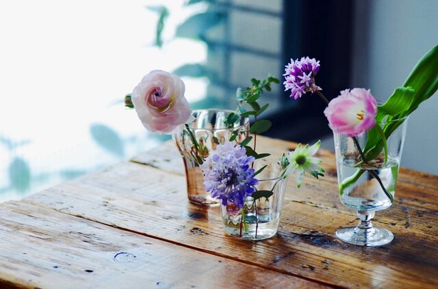 今日はお店のカレンダーづくり。お花をグラスに活けてみました。グラスに活けた飾らない雰囲気が今の気分。お花を楽しんだ後は、押し花にしてFRAMEにおさめて飾ろうと思います。