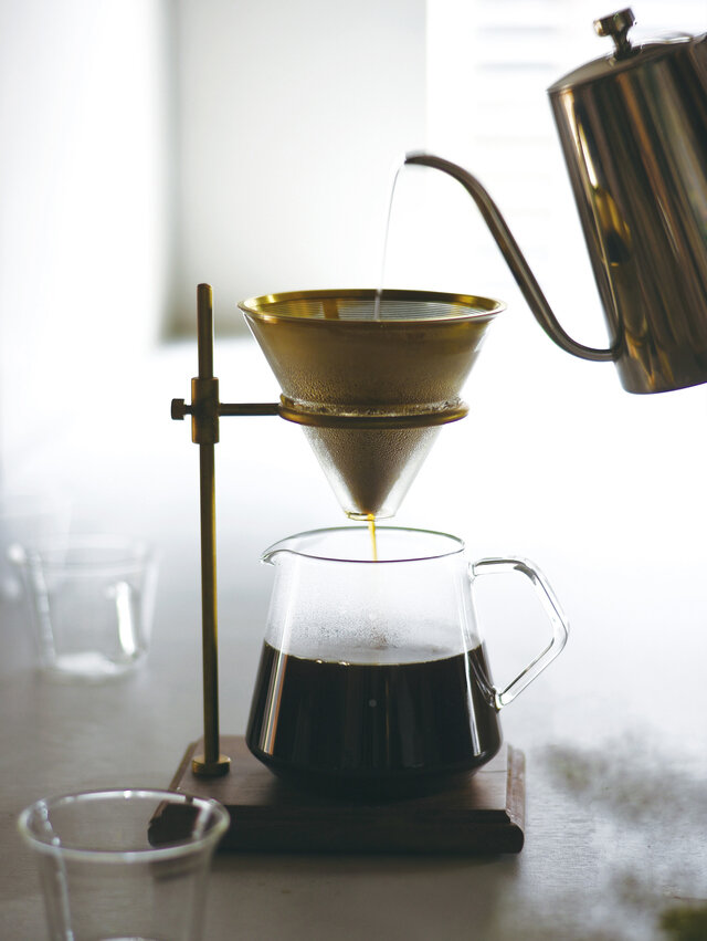 スタンド、フィルター、ブリューワー、サーバー、ホルダーがセットされているので、お好きなコーヒーさえ用意すれば、すぐにくつろぎの一杯を味わうことができます。