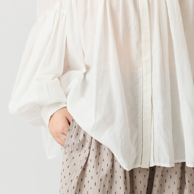 前立てに梯子レースをあしらい、さりげない抜け感と上品なアクセントをプラスしました。