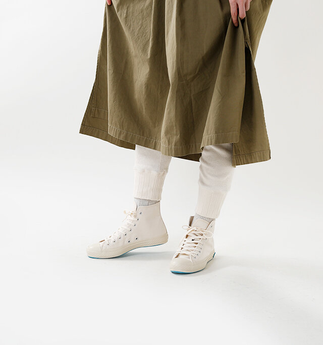 適度なストレッチ性と
柔らかい肌触りを両立する、
コットン100%の
サーマル生地のレギンス。
ふっくらとしたワッフル生地で
空気を含み、肌寒い時期でも
しっかり保温してくれます。
ウエストや裾は太めのリブに切り替え、
シンプルデザインに程よい
アクセントをプラス。
レイヤードスタイルはもちろん、
ルームウェアとしても活躍してくれます。