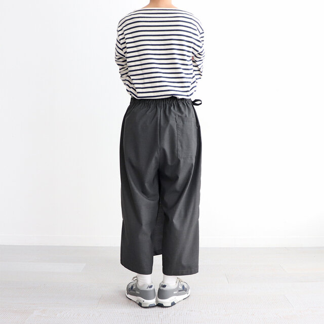 足首が見えるスッキリ丈。
トップスがシンプルでも、これさえ穿けばサマになっちゃう便利なボトムス!
要チェックです!!