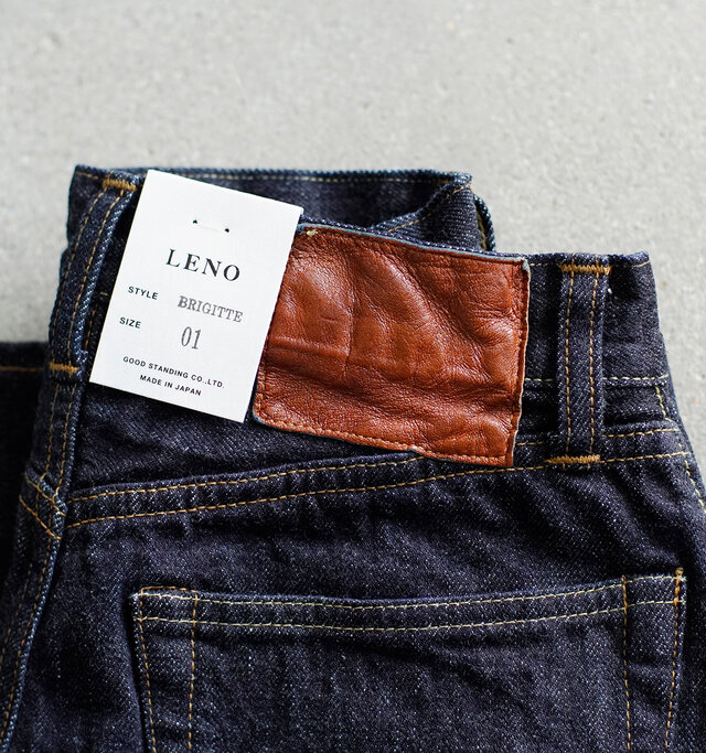 「LENO」のジーンズは、旧式力織機（シャトル織機）によって織られています。旧式の織機では、現在主流の高速織機の6分の1のスピードで縦糸に無駄な力を加えず織ることで、生地の表面が凸凹とした風合いのある生地になります。さらに横糸のテンションを調節することにより、厚みがあっても柔らかい風合いになるよう調節。昔ながらの表情を持ちつつ穿きやすい、これが「LENO」のこだわりです。 