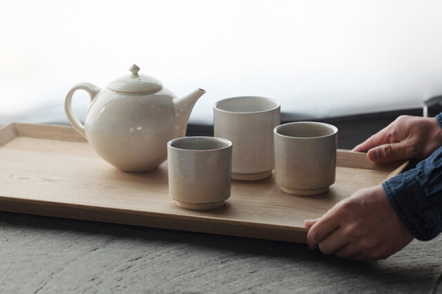 お茶道具を一式や、器やカップ、大皿など食卓に一度に運ぶ際にも重宝するサイズ。