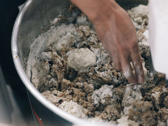 小麦粉は全粒粉を使用。粉っぽさが残らないように材料が全体にいきわたること、きっちり混ざるようにすることを意識する。