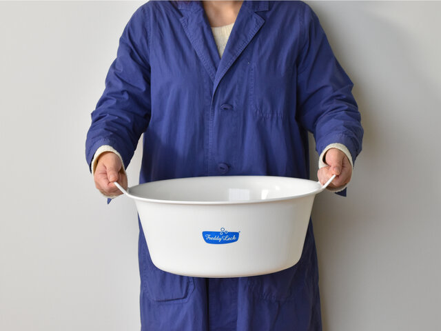 こちらのウォッシュタブは、手洗いの強い味方♪広い口で使いやすく、たっぷり浸け置き洗いも可能。