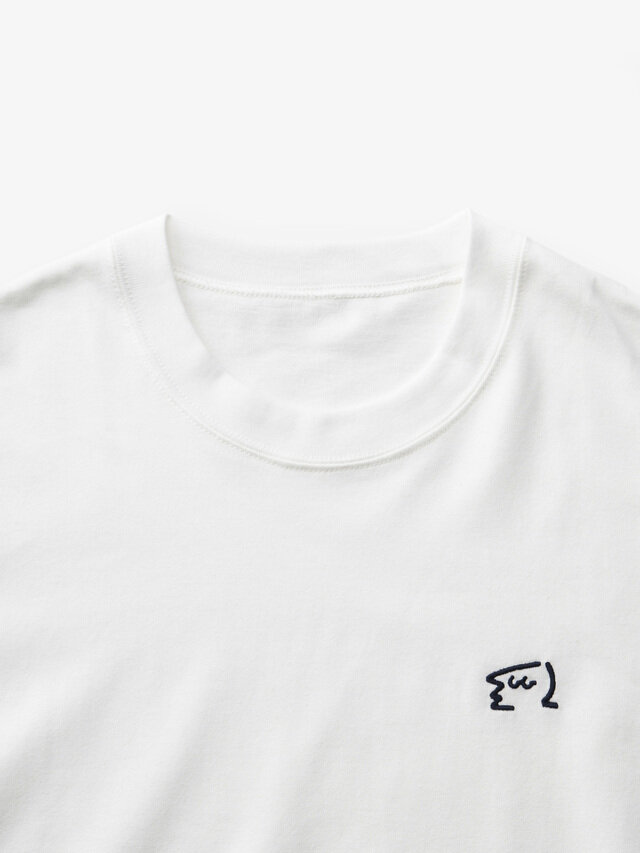 程よい詰まりのクルーネック。リブは細すぎず太すぎないバランスで、きちんと感があります。