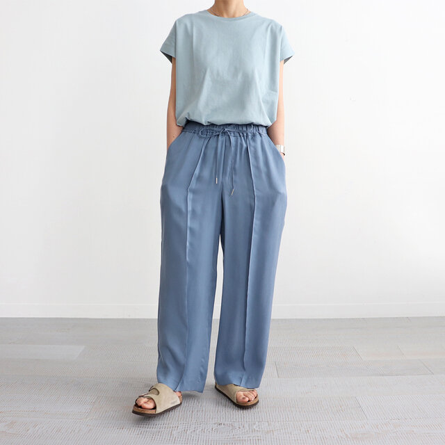 見た目にも涼しげなライトブルー。
トップスも思い切ってブルーでまとめるとオシャレ!