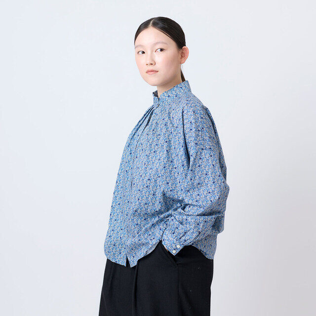 サイドから見ると、ゆとりのある身幅と緩やかな裾のラインがつくる、自然な立体感が際立ちます。