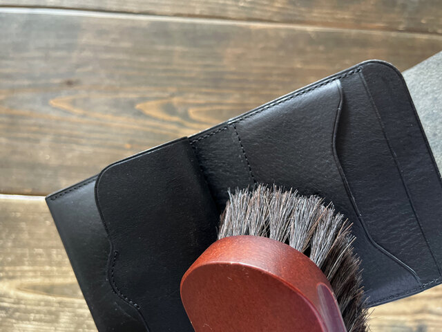 ブラシは、硬すぎず柔らかすぎない馬毛ブラシが扱いやすくておすすめです。