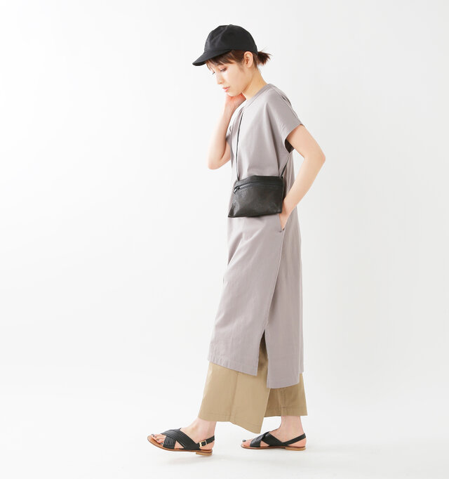 リラックスフィットながら広がりすぎず、すっきりとした縦長シルエットでスタイルアップを叶えてくれます。柔らかなドレープがさり気なく女性らしさもプラスします。